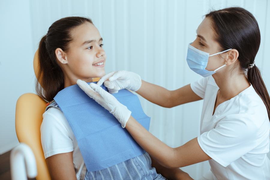 devojcica kod zubara - stomatoloski pregled - pregled za postavljanje invisalign folija