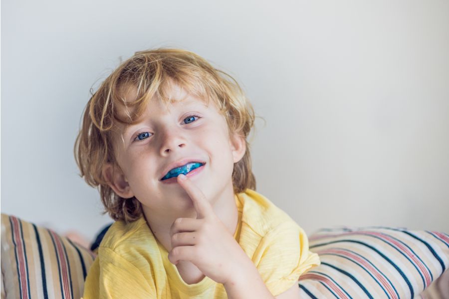 dete u ustima ima stitnik protiv skripanaj zubima