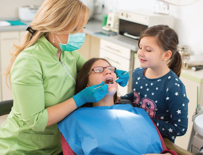 devočica na pregledu kod zubara