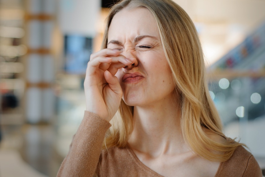 devojka rukom trlja nos usled svraba izazvanog alergijom