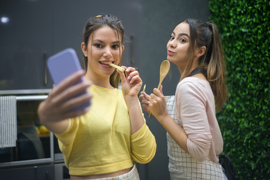 dve mlade devojke poziraju za selfie 