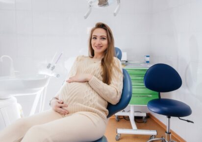 trudnica sedi u stomatoloskoj ordinaciji